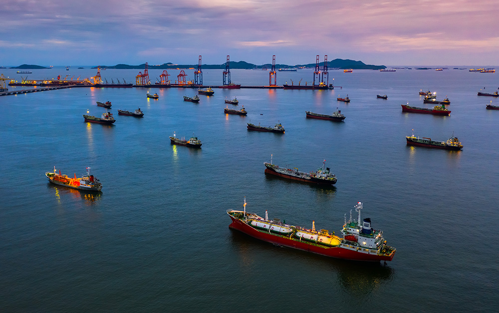 Navios em alto-mar chegando ao porto com os produtos mais importados do país