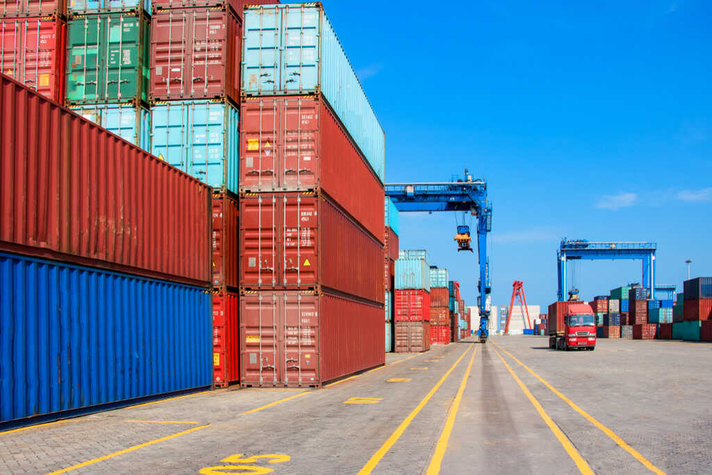 Contêineres representando importação e exportação