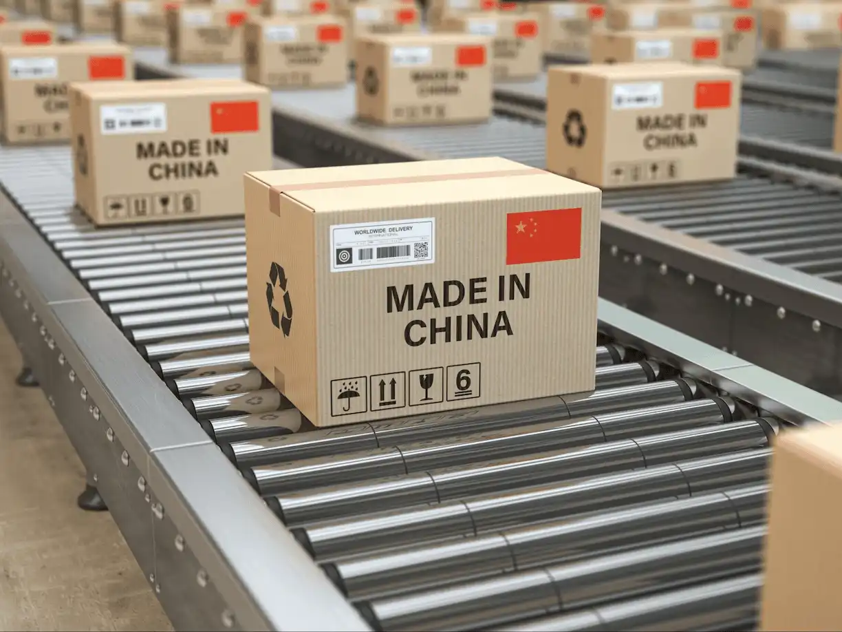 Como importar produtos da China: caixas de exportação em esteira industrial